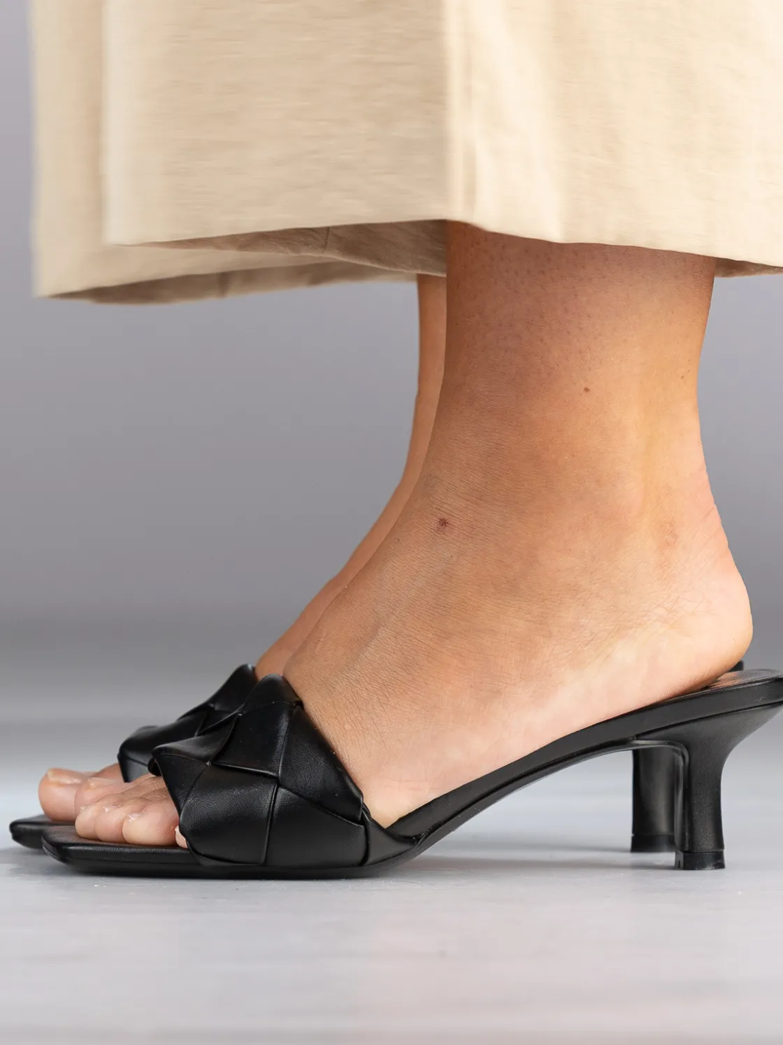 banche_black_mules_4.webp Roberto Rosso Sandaler | Pensko>Banche Black Mules