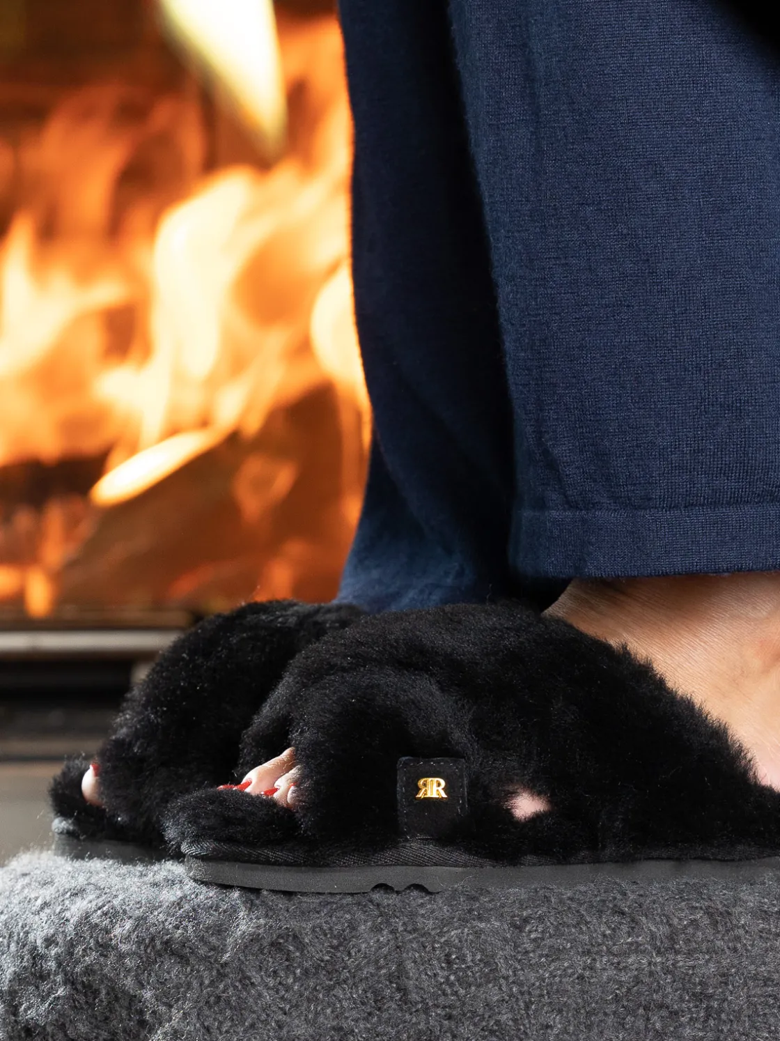 crossy_sheepskin_black_2.webp Roberto Rosso Tøfler>Crossy Sheepskin Black