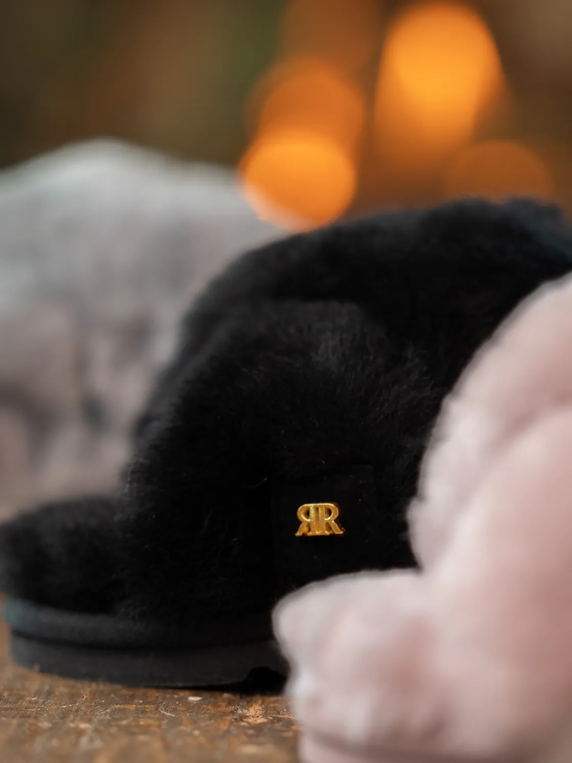 crossy_sheepskin_black_4.webp Roberto Rosso Tøfler>Crossy Sheepskin Black